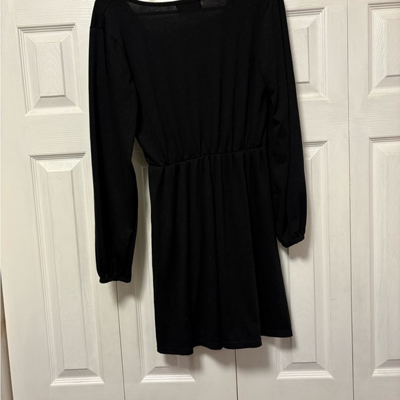 Elegant Black Long Sleeve Dress - Picture 4 of 4